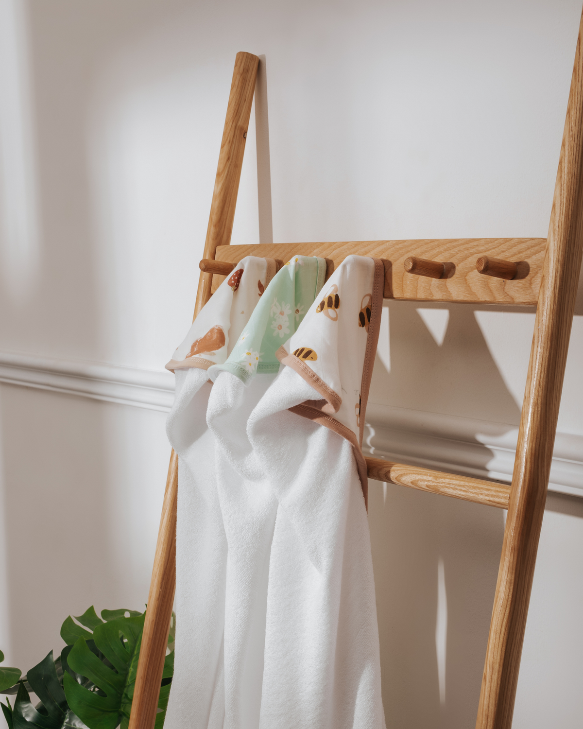 Hooded Towel - Daisy - Canada Stock